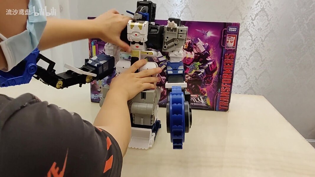 Transformers Legacy Cybertron Universe Titan Class Metroplex In Hand Image  (15 of 29)